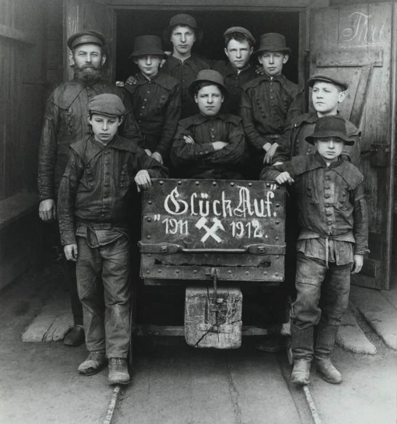 Bergjungen vom Abrahamschacht (Freiberg 1912) Fotograf: Karl August Reymann, Kulturstiftung Sachsen-Anhalt - Kunstmuseum Moritzburg Halle (Saale)
